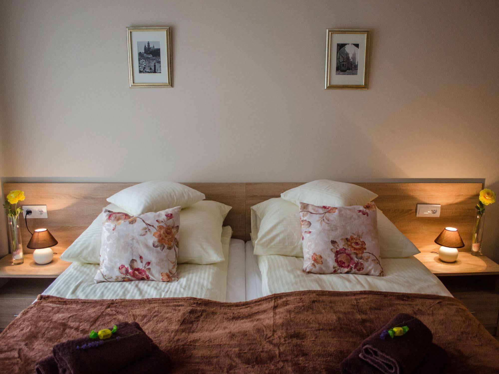 Royal Route 29 Comfort Rooms Krakow Exterior photo